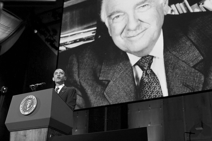 Barack Obama, durante su intervención en la ceremonia en memoria del periodista estadounidense Walter Cronkite, en el Lincoln Center de Nueva York.  · Foto: EFE, Spencer Platt