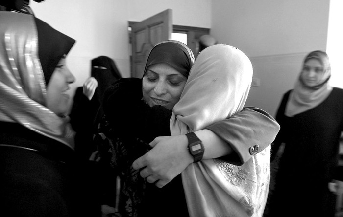 Rauda Habib, la última presa palestina de las veinte liberadas a cambio de un video del soldado israelí Gilad Shalit, capturado hace tres años por tres milicias palestinas, recibe el saludo de sus familiares a su llegada a Gaza, en Cisjordania.  · Foto: Ali Ali