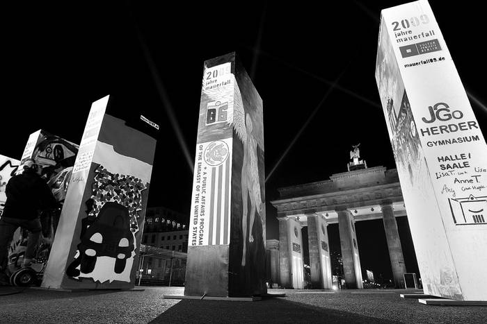 Piezas gigantes de dominó decoradas, que simbolizan las secciones del muro de Berlín, durante un ensayo de luces en la Puerta de Brandemburgo, en Berlín, el sábado. Un millar de estas piezas de dominó han sido colocados entre el edificio Reichstag, la Puerta de Brandemburgo y la Plaza Potsdam para señalar el lugar en el que se encontraba el muro. · Foto:  wolfgang Kumm