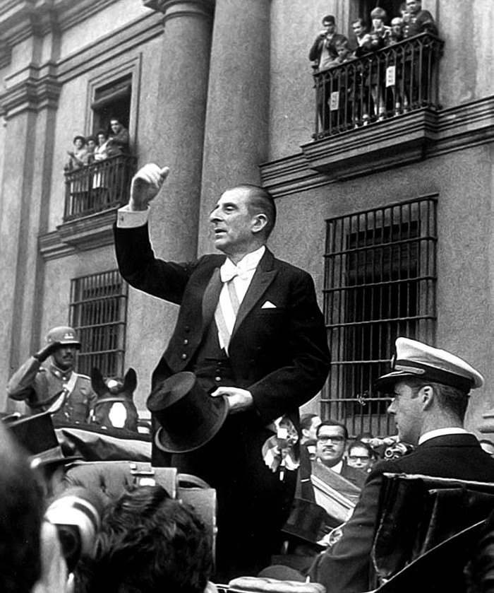 Fotografía sin fechar cedida por la Fundación Frei, en la que se observa al ex presidente chileno Eduardo Frei Montalva frente al palacio de La Moneda, durante su Gobierno.  · Foto: S/d de autor