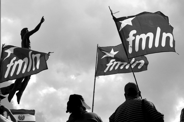 Militantes del Frente Farabundo Martí para la Liberación Nacional (FMLN), el sábado en San Salvador, durante un acto de conmemoración del 18º aniversario de la firma de los acuerdos que terminaron con doce años de guerra civil.  · Foto: Efe, Roberto Escobar