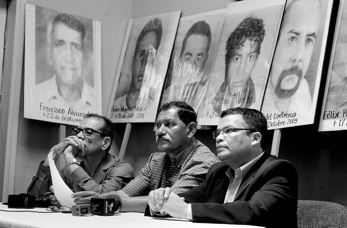 Los miembros del Frente Nacional de Resistencia Popular contra el golpe de Estado en Honduras, Rodil Rivera, Jose Luis Vaquedano y Jari Dixon, denunciaron, que dos de sus miembros han sido asesinados durante el Gobierno que preside Porfirio Lobo.  · Foto: EFE, Gustavo Amador