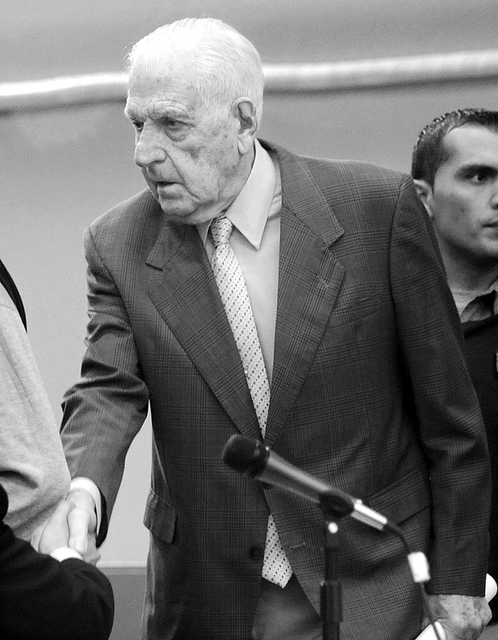 Reynaldo Bignone, último presidente de la dictadura militar que gobernó Argentina de 1976 a 1983, se retira del tribunal, en Buenos Aires, durante el juicio que se sigue en su contra · Foto: Efe, Césaro de Luca
