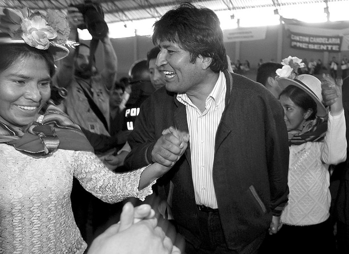 Evo Morales baila una danza típica de la ciudad de Colomi, durante una visita, junto con asistentes a la Primera Conferencia Mundial de los Pueblos sobre Cambio Climático y los Derechos de la Madre Tierra.  · Foto: EFE, Martín Alipaz