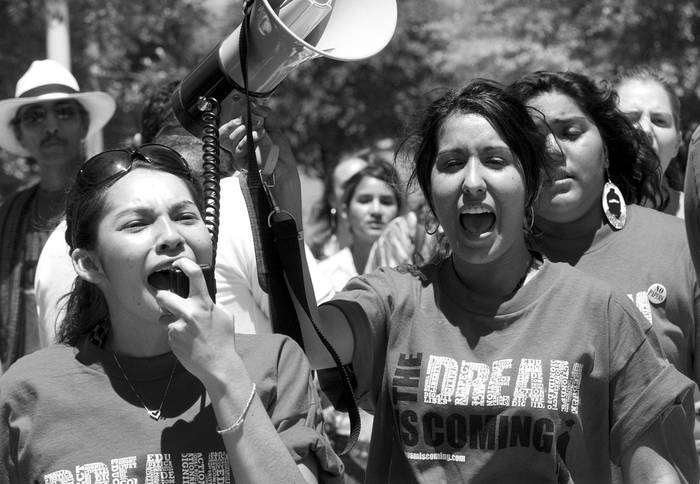 Manifestantes gritan consignas durante una protesta a favor de una reforma migratoria frente al Edificio Federal en Tucson, Arizona.  · Foto: Efe, Gary M. Williams