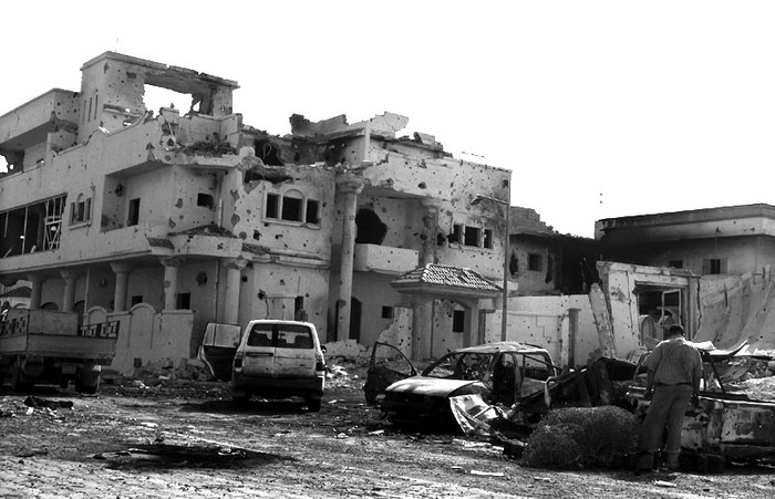 Uno de los edificios destruidos durante los enfrentamientos entre rebeldes y fieles a Gadafi en Sirte. · Foto: Efe, Mohamed Messara