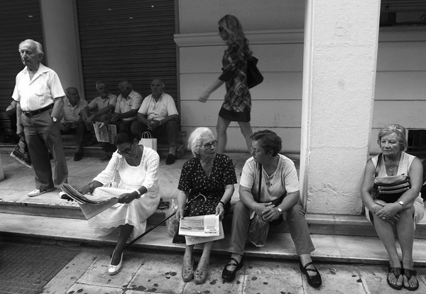 Pensionistas griegos durante una manifestación frente al Ministerio de Salud para pedir una reunión con el ministro Andreas Lykourentzos y tratar el tema del acceso a las medicinas, en Atenas, el martes.  · Foto: Efe, Alexandros Vlachos