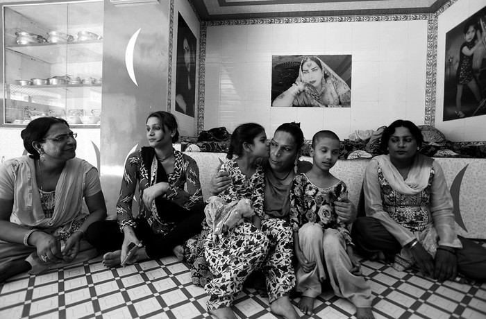 Surraiya Naik (tercera desde la derecha), cabeza de familia de un grupo de eunucos, posa junto a sus hijos adoptados eunucos Khushbu (3i) y Shahreen (2d) en su domicilio en Bhopal, India, ayer, el martes 15 de abril de 2014, después de que el Tribunal Supremo de la India reconociera a los transexuales como un "tercer género" diferente al masculino y femenino. / Foto: Sanjeev Gupta, Efe
