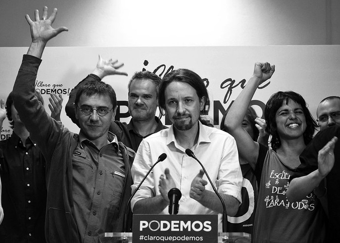 Pablo Iglesias, cabeza de lista de Podemos en las elecciones europeas (centro), tras conocer los resultados, que le otorgaron al partido cinco escaños, lo que lo sitúa como cuarta fuerza política de España. / Foto: Emilio Naranjo, Efe