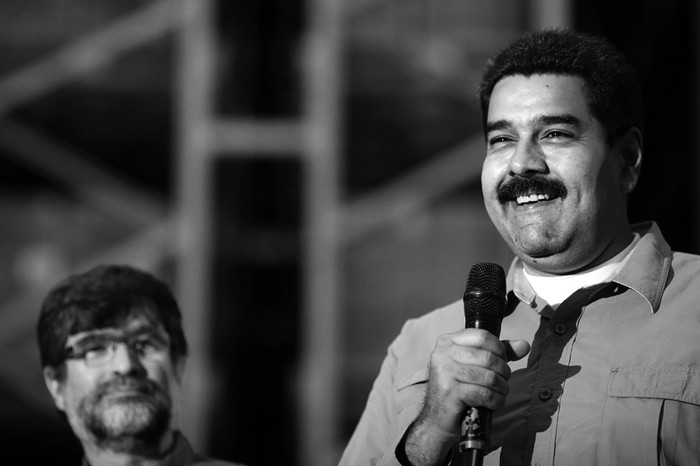 El presidente venezolano, Nicolás Maduro, ayer durante un acto oficial en el estado de Aragua en Venezuela, junto a su ministro de Salud, Francisco Armada. / Foto: s/d autor, Palacio de Miraflores, Efe.