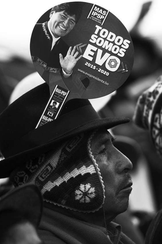 Seguidores del partido Movimiento al Socialismo (MAS), el miércoles 8 de octubre, en un evento de campaña del presidente Evo Morales, en El Alto (Bolivia). / Foto: Martín Alipaz, Efe