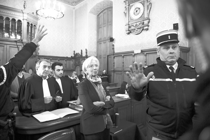 Christine Lagarde (al centro) y su abogado Patrick Maisonneuve esperan comparecer ante la Corte de Justicia de la República, un tribunal especial usado para juzgar a los ministros. Foto: Martin Bureau, Afp