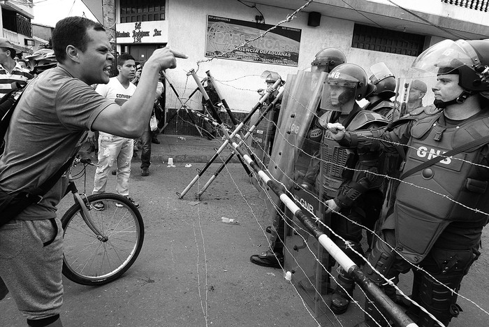 Puente internacional Francisco de Paula bloqueado por la guardia nacional bolivariana. El puente une las ciudades de Urena en Venezuela y Cúcuta en Colombia. / foto: george castellanos, afp