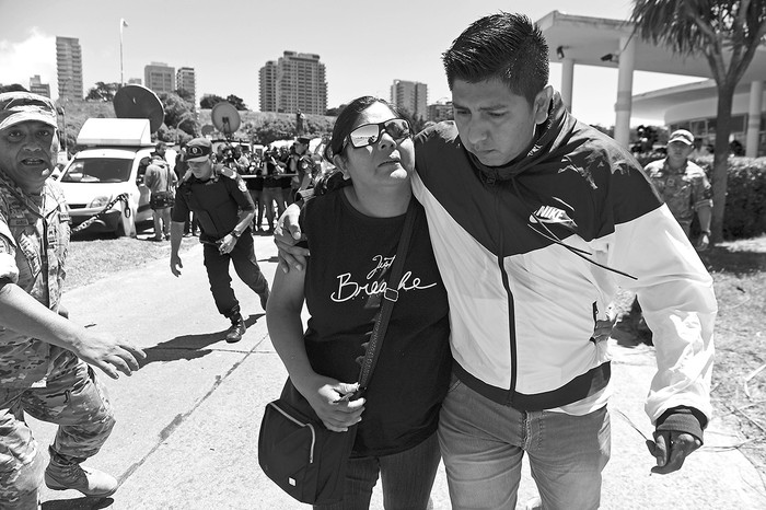 Elena Alfaro, familiar de Cristian David Ibáñez, uno de los marinos desaparecidos en el submarino argentino ARA San Juan, ayer, cuando arribaba a la base naval en Mar del Plata. Foto: Eitan Abramovich, Afp