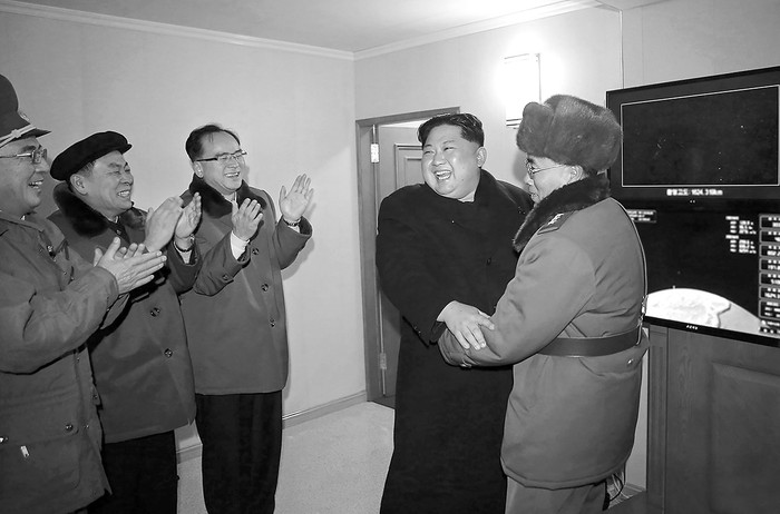 Kim Jong-un durante el lanzamiento del misil Hwasong-15, capaz de llegar a todo el territorio de Estados Unidos. Foto: s/d de autor, Kcna, Afp