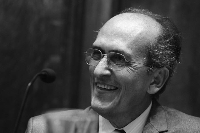 Rodolfo Gambini cuando recibió el título Honoris Causa de la Universidad de la República. (archivo, julio de 2010) · Foto: Nicolás Celaya