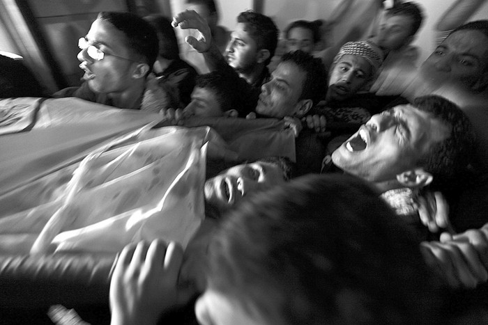 Familiares del palestino Abu Ata, durante su funeral en Al Shejaeiya, al este de la ciudad de Gaza. Ata fue muerto durante un ataque aéreo israelí realizado la noche del sábado en Gaza. · Foto: Mohammed Saber, Epa