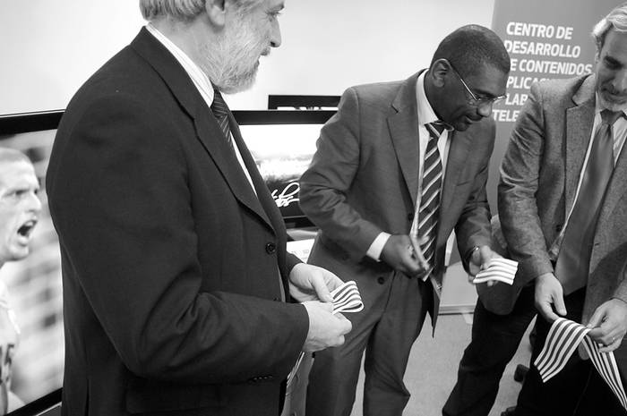 Sergio de Cola, Edgardo Ortuño y Luis Porto, ayer, en la inauguración del Centro de Desarrollo de Contenidos y Laboratorio de Televisión Digital.  · Foto: Pablo Nogueira