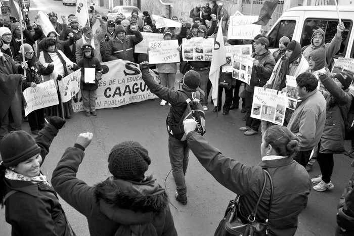 Protesta de docentes de la Federación de Educadores de Paraguay en Plaza Italia, cerca del centro de Asunción, el jueves, durante la asunción de Horacio Cartes como presidente de Paraguay. / Foto: Javier Calvelo