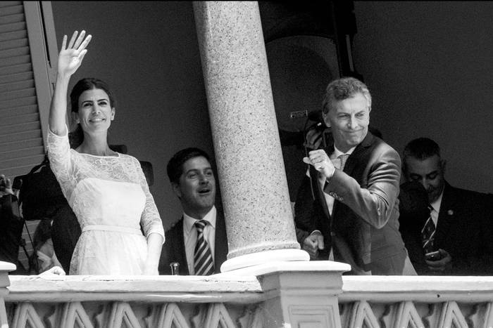Mauricio Macri y su esposa, Juliana Awada, en los balcones de la Casa Rosada.
Foto: Santiago Mazzarovich (archivo, diciembre de 2015)