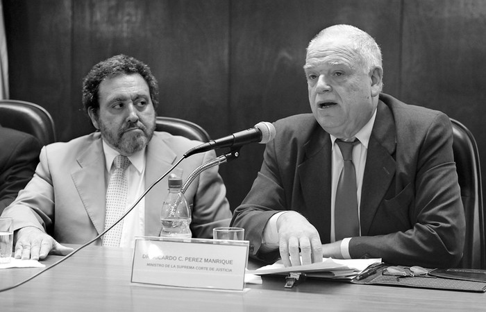 Jorge Chediak y Ricardo Pérez Manrique, ayer, en la Suprema Corte de Justicia.  · Foto: Pablo Nogueira