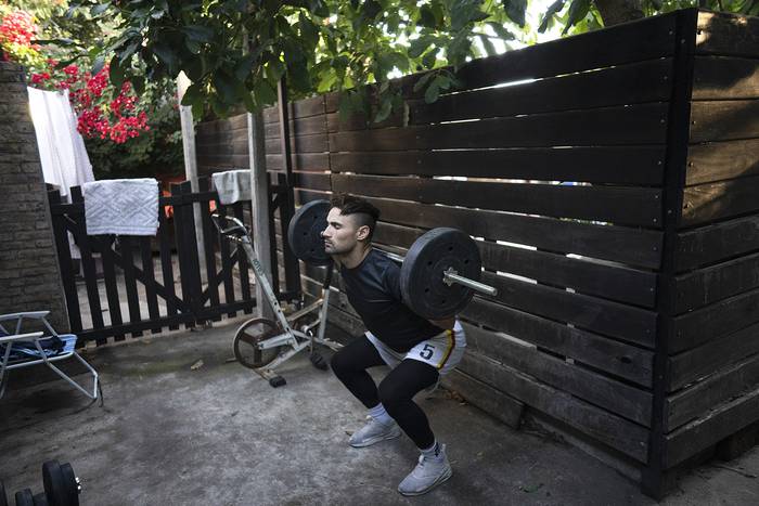 Fabricio Santos, jugador de Racing, entrenando en su casa.
 · Foto: Mariana Greif