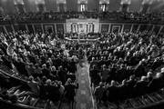 El congresista republicano John Boehner presta juramento, después de ser reelegido como presidente de la Cámara de Representantes
de Estados Unidos, ayer, en Washington (Estados Unidos). Foto: Jim Lo Scalzo, Efe