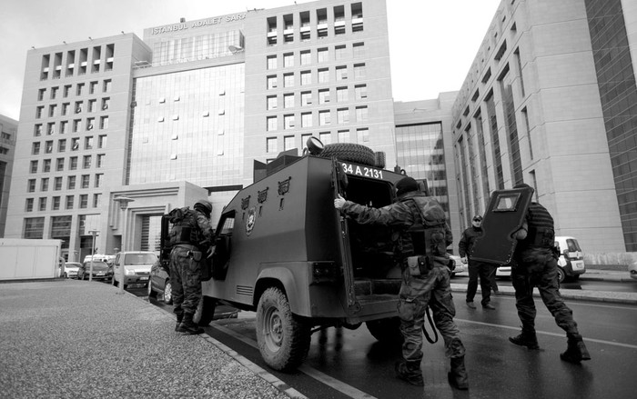 Fuerzas especiales turcas toman posiciones después de que un grupo de desconocidos tomaran como rehén a un fiscal, ayer,en el edificio del Palacio de Justicia Caglayan, en Estambul (Turquía). Foto: Deniz Toprak, Efe