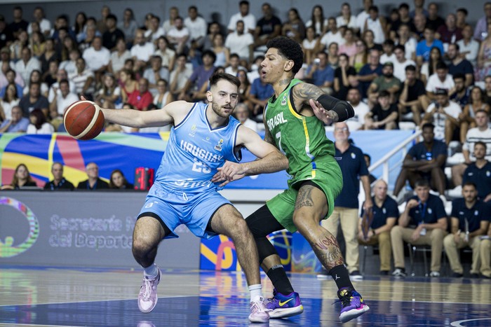 Santiago Véscovi de Uruguay ante Didí Louzada de la selección de Brasil, el 21 de febrero, en Paysandú. · Foto: FIBA Américas