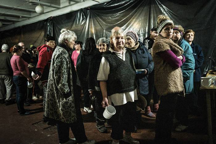 Desplazados internos esperan la distribución de alimentos en un búnker en una fábrica en Severodonetsk, este de Ucrania. · Foto: Yasuyoshi Chiba, AFP