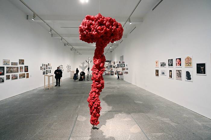 Vista de la obra "Hongo nuclear" del artista argentino León Ferrari en el museo Reina Sofía de Madrid el 15 de diciembre.  · Foto: Fernando Villar - EFE