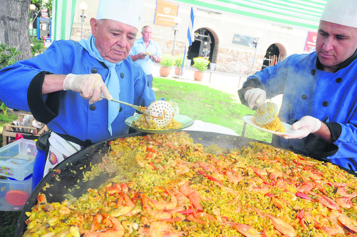 Paella gigante en Piriápolis foto: Pablo Nogueira (archivo, diciembre de 2009