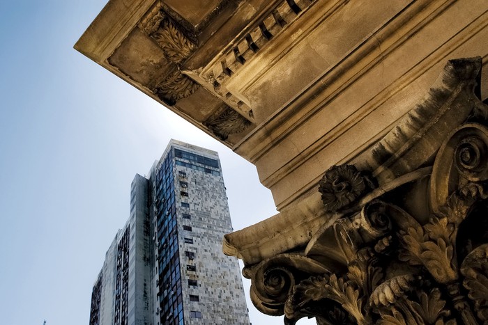 Detalle de capitel y molduras de la fachada principal, marzo de 2007. · Foto: Carlos Contrera, Centro de Fotografía