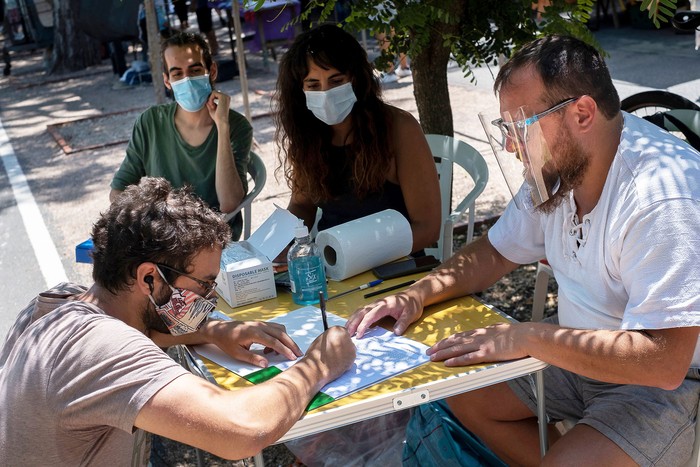 Juntada de firmas contra la LUC, en el entorno de la feria del Parque Rodó. (archivo, febrero de 2021) · Foto: Pablo Vignali, adhocFOTOS