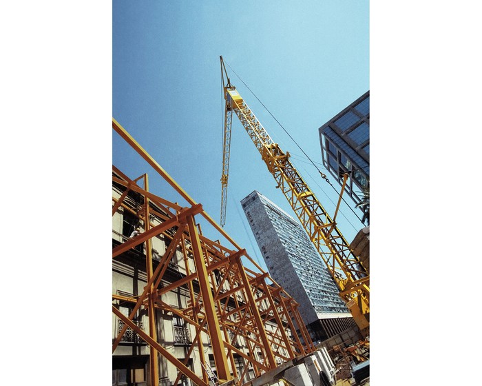 Apuntalamiento de la fachada sobre la calle Juncal, año 2004 (aprox.). · Foto: Carlos Contrera, Centro de Fotografía