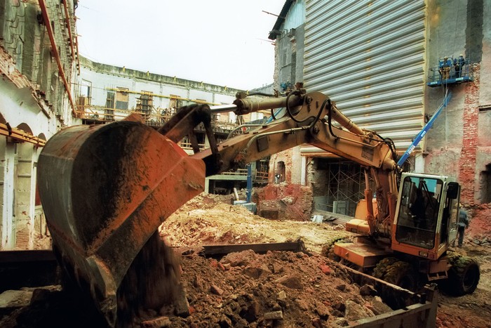 Demolición en alas laterales, agosto de 2008. · Foto: Carlos Contrera, Centro de Fotografía