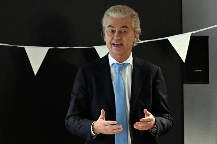 Geert Wilders, durante una reunión poselectoral, en el centro de conferencias Nieuwspoort, en La Haya (23.11.2023). · Foto: John Thys, AFP