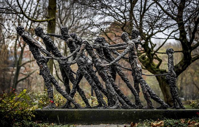 Monumento Nacional a la Esclavitud, en el Oosterpark de Ámsterdam, Países Bajos. · Foto: Remko de Waal, AFP