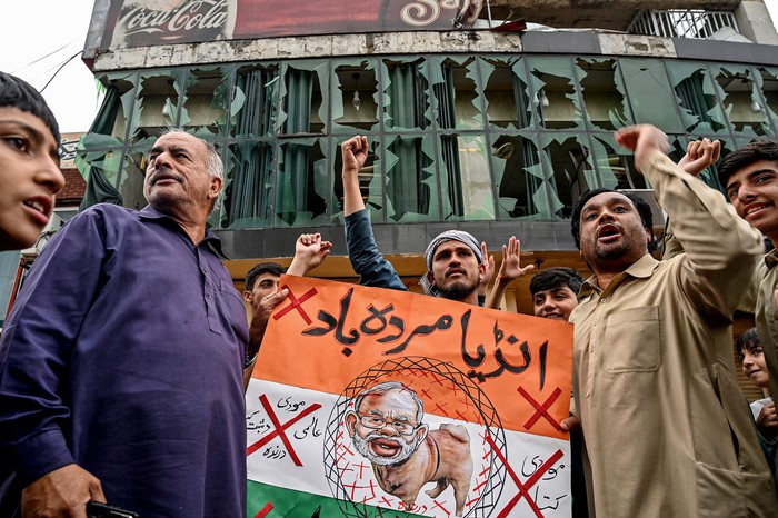 Movilización antiindia frente a los cristales rotos de un restaurante, el 8 de mayo, en Rawalpindi, Pakistan, tras el ataque con un dron. · Foto: Aamir Qureshi, AFP