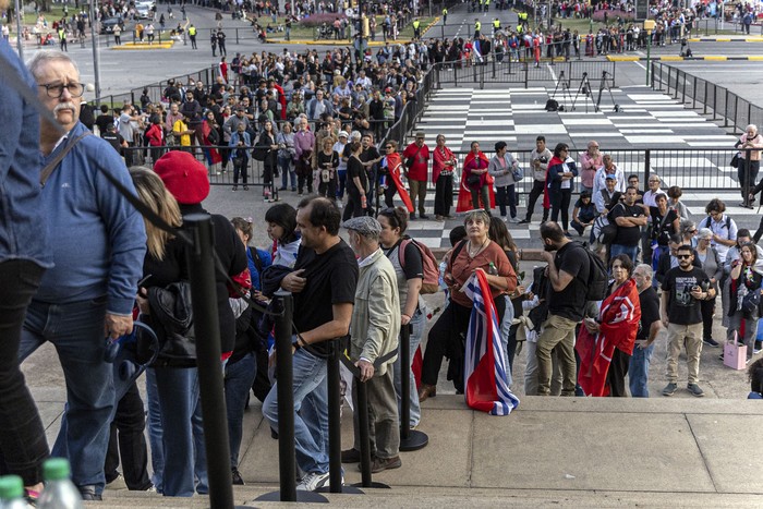 Cola para ingresar al Palacio Legislativo. · Foto: Alessandro Maradei