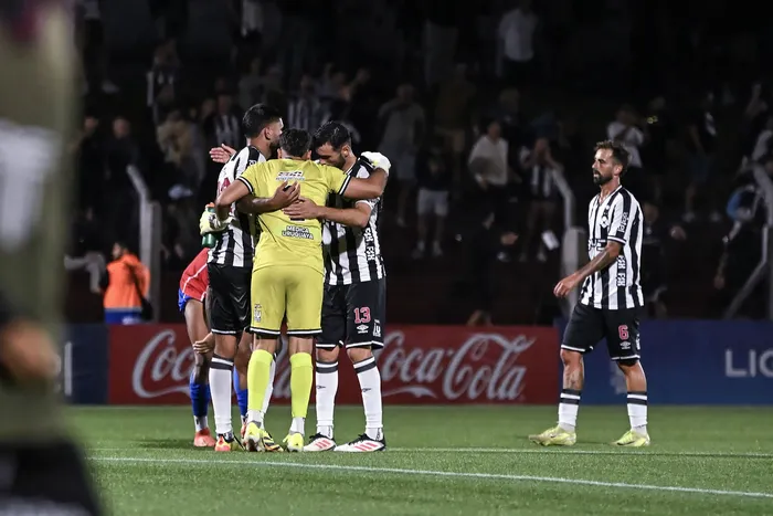 Los jugadores de wanderers festejan luego de anotar el gol a Central Español, el 28 de febrero en el Parque Palermo. · Foto: María Vivanco
