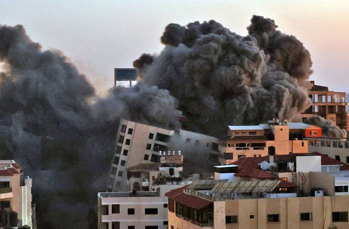 Ataque aéreo israelí, ayer, contra el complejo de Hanadi en la ciudad de Gaza, controlado por el movimiento palestino Hamas.
 · Foto: Mohammed Abed, AFP