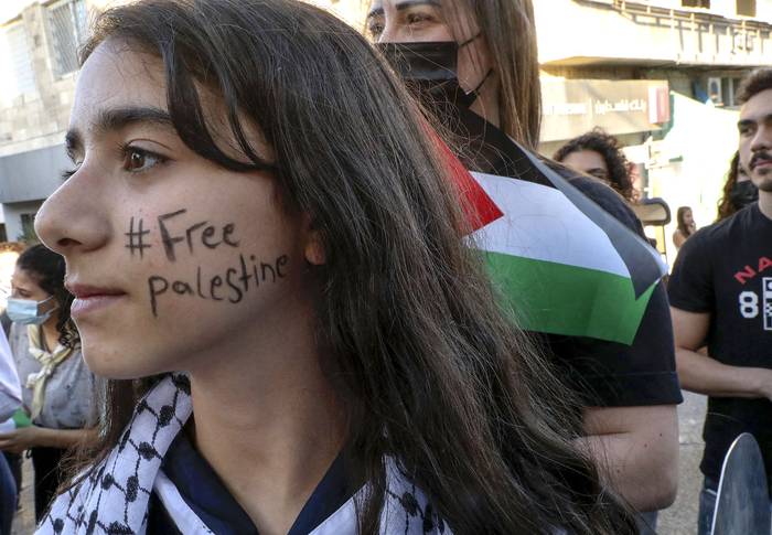 Jóvenes palestinos durante una manifestación para expresar su apoyo a Gaza y Sheikh Jarah, ayer, en Beit Jala, en las afueras de Belén, en Cisjordania.
 · Foto: Hazem Bader, AFP