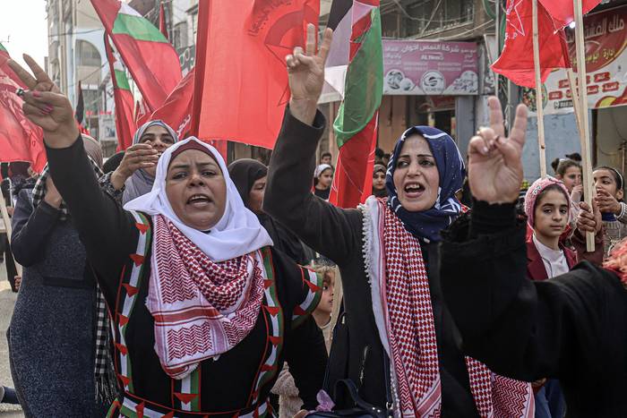 Partidarios del grupo Frente Democrático para la Liberación de Palestina durante una manifestación, en la ciudad de Rafah, en el sur de la Franja de Gaza, en contra de la cumbre de Aqaba (26.02.2023). · Foto: Dijo Khatib, AFP