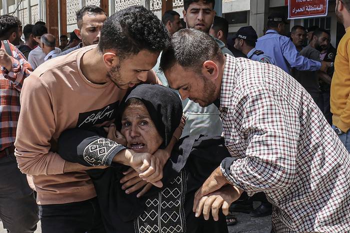 Familiares lloran la muerte del palestino Muhammad Abu Taima en un ataque israelí, frente a la morgue de un hospital en Khan Yunis (10.05.2023). · Foto: Dijo Khatib, AFP