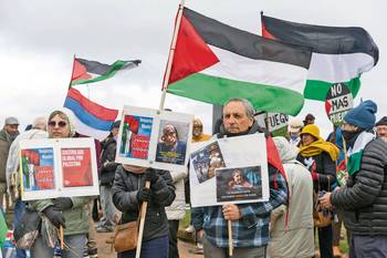 Marcha a la embajada de Estados Unidos, en Montevideo, el 26 de julio, bajo la consigna: "¡Basta de genocidio!". · Foto: Rodrigo Viera Amaral