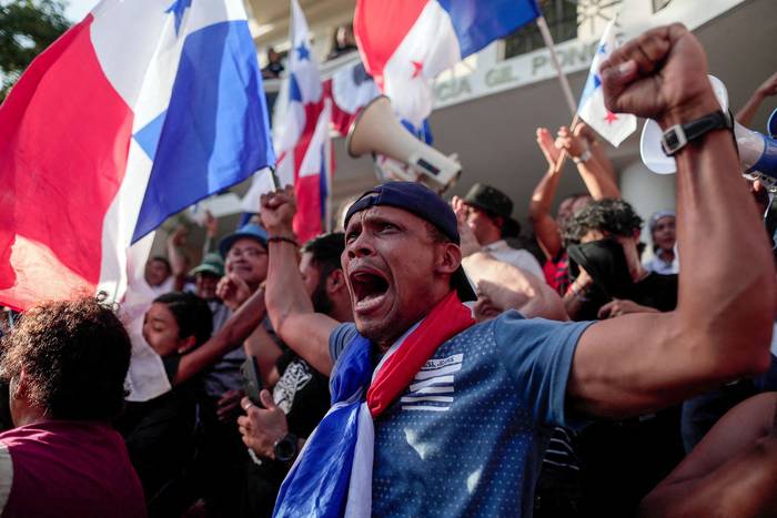 Celebración del fallo de la Corte Suprema de Panamá sobre el contrato con la minera canadiense First Quantum, ayer, en la ciudad de Panamá. · Foto: Roberto Cisneros, AFP