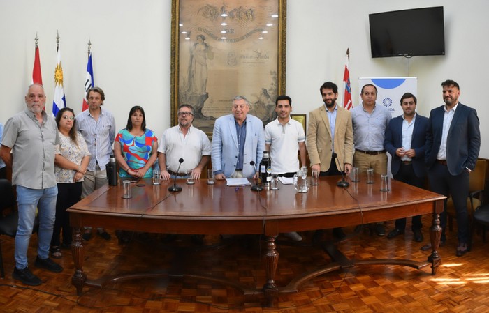 Carlos Enciso junto a autoridades de la intendencia de Florida durante una conferencia de prensa para anunciar el Fideicomiso Financiero, el 16 de diciembre, en el Salón de Honor de la Intendencia Departamental. · Foto: Intendencia de Florida