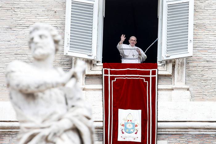El Papa Francisco recita la oración del Ángelus desde la ventana de su estudio con vistas a la Plaza de San Pedro, el domingo, en el Vaticano. · Foto: Fabio Frustaci, EFE