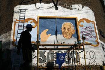 Mural del papa Francisco en la Villa 21-24, durante una peregrinación en Buenos Aires, el 26 de abril, tras una misa de despedida. · Foto: Luis Robayo, AFP